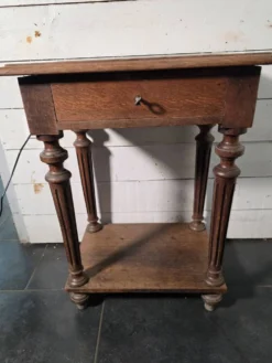 Table de chevet style Louis XVI en chêne massif