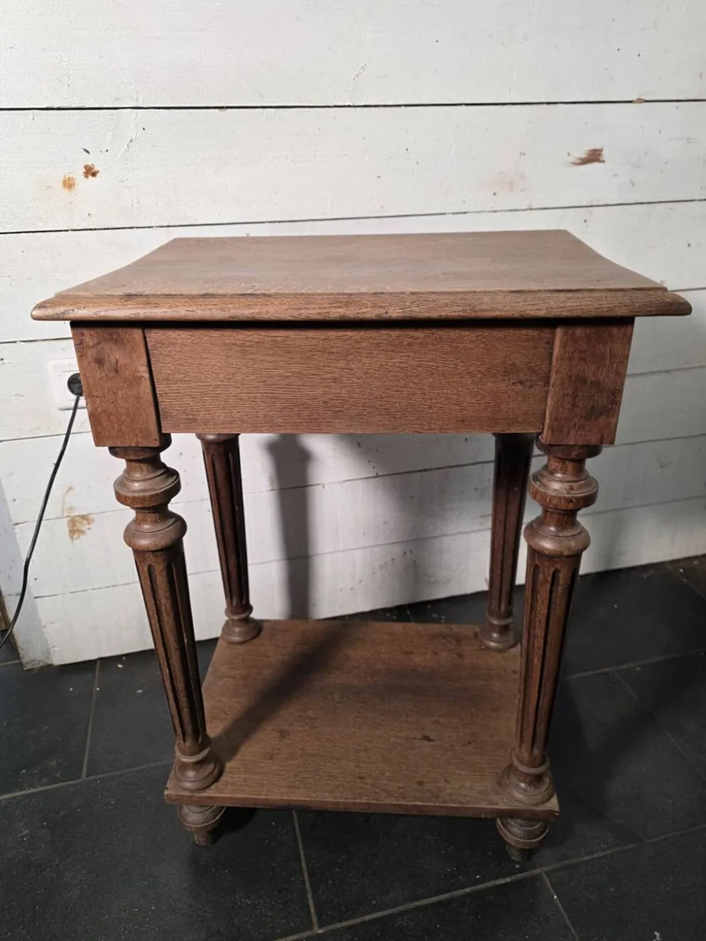 Table de chevet style Louis XVI en chêne massif