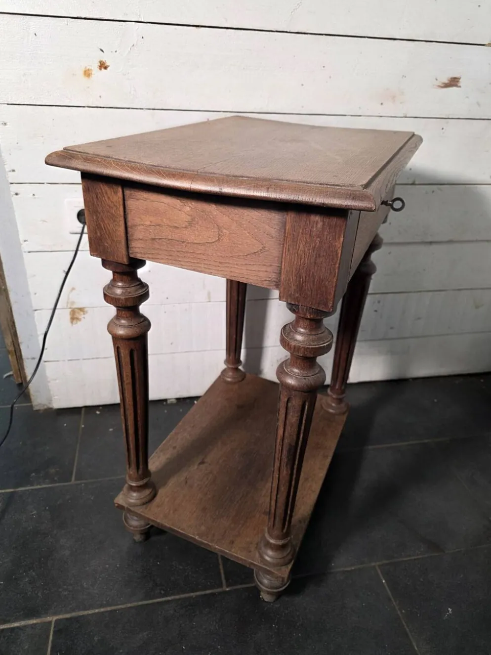 Table de chevet style Louis XVI en chêne massif