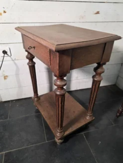 Table de chevet style Louis XVI en chêne massif