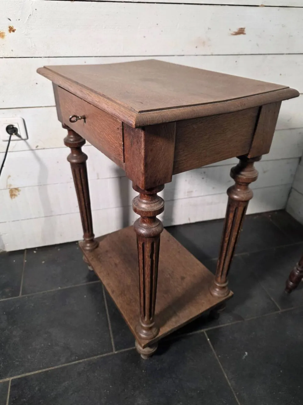 Table de chevet style Louis XVI en chêne massif