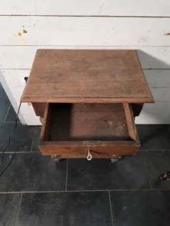 Table de chevet style Louis XVI en chêne massif