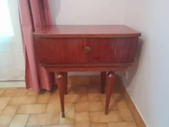 Table de chevet vintage en bois verni – style années 1950/60