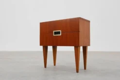 Table de chevet vintage en placage de teck avec 2 tiroirs, Belgique années 1950