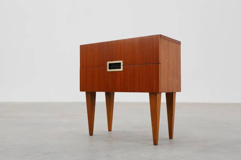 Table de chevet vintage en placage de teck avec 2 tiroirs, Belgique années 1950