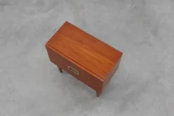Table de chevet vintage en placage de teck avec 2 tiroirs, Belgique années 1950