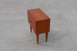 Table de chevet vintage en placage de teck avec 2 tiroirs, Belgique années 1950
