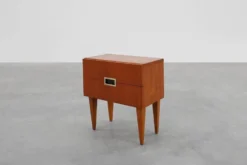 Table de chevet vintage en placage de teck avec 2 tiroirs, Belgique années 1950