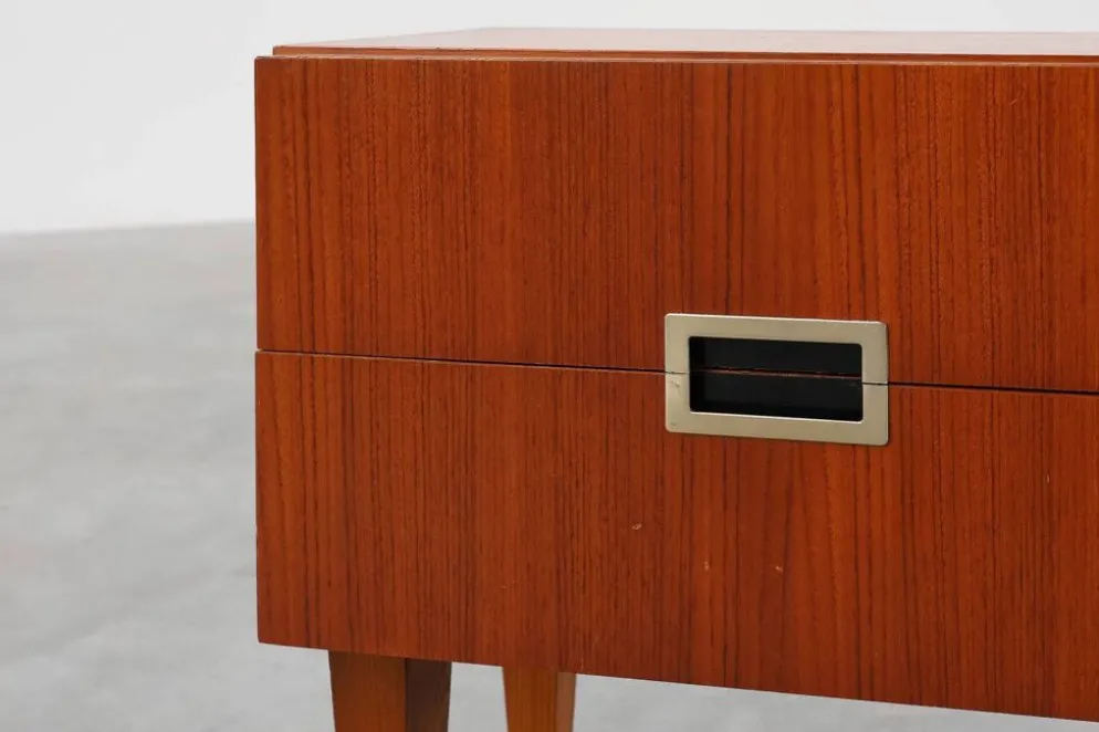 Table de chevet vintage en placage de teck avec 2 tiroirs, Belgique années 1950