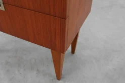 Table de chevet vintage en placage de teck avec 2 tiroirs, Belgique années 1950