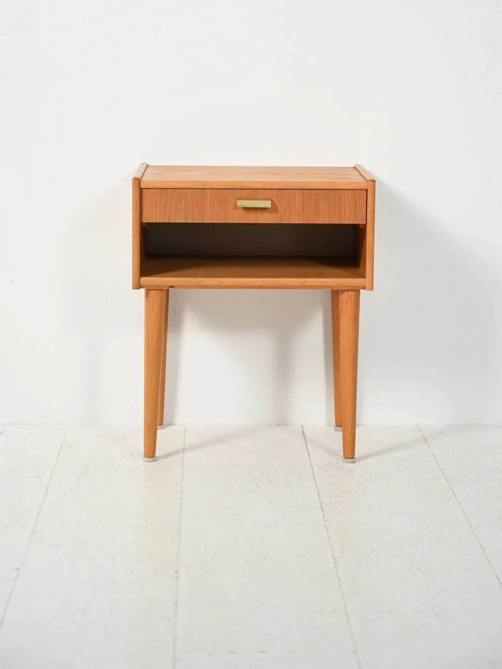 Table de chevet vintage scandinave avec poignée en laiton