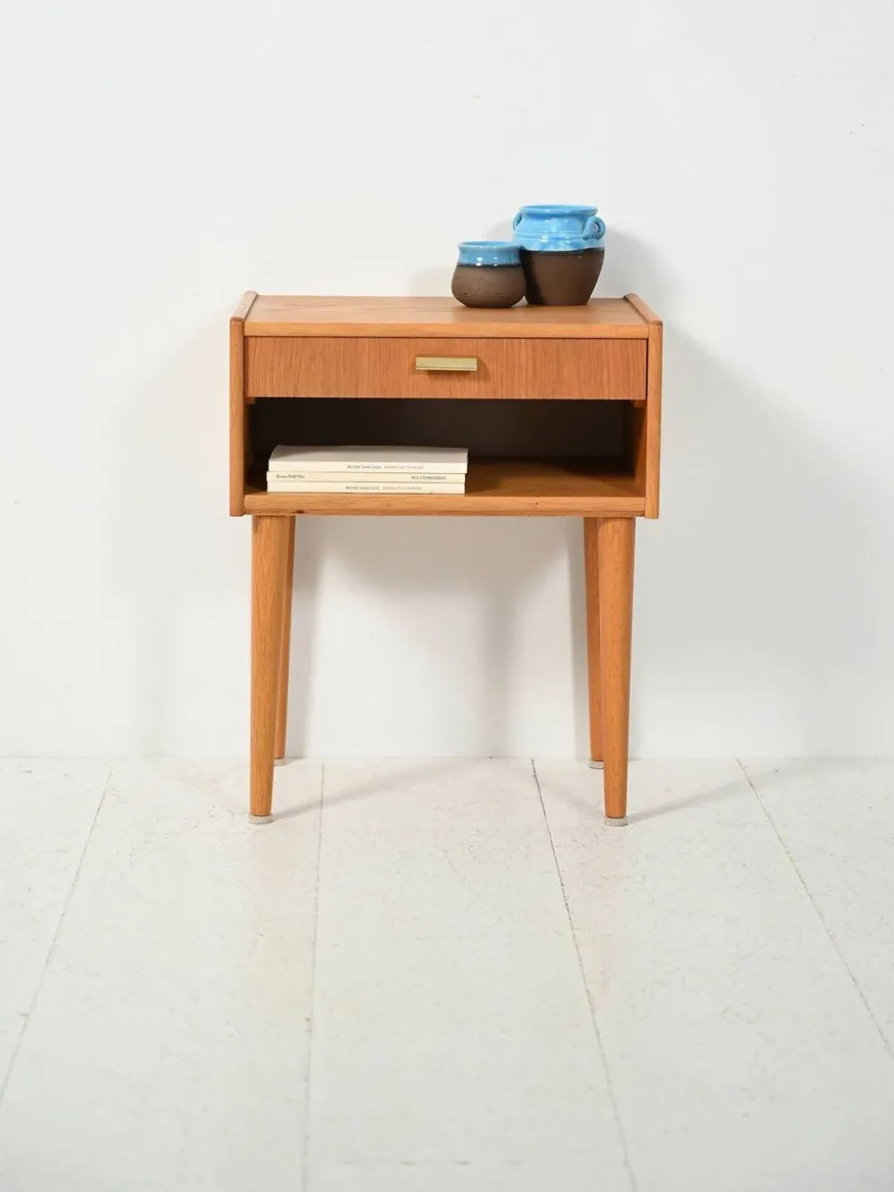 Table de chevet vintage scandinave avec poignée en laiton