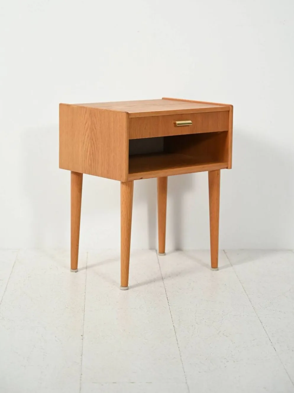Table de chevet vintage scandinave avec poignée en laiton