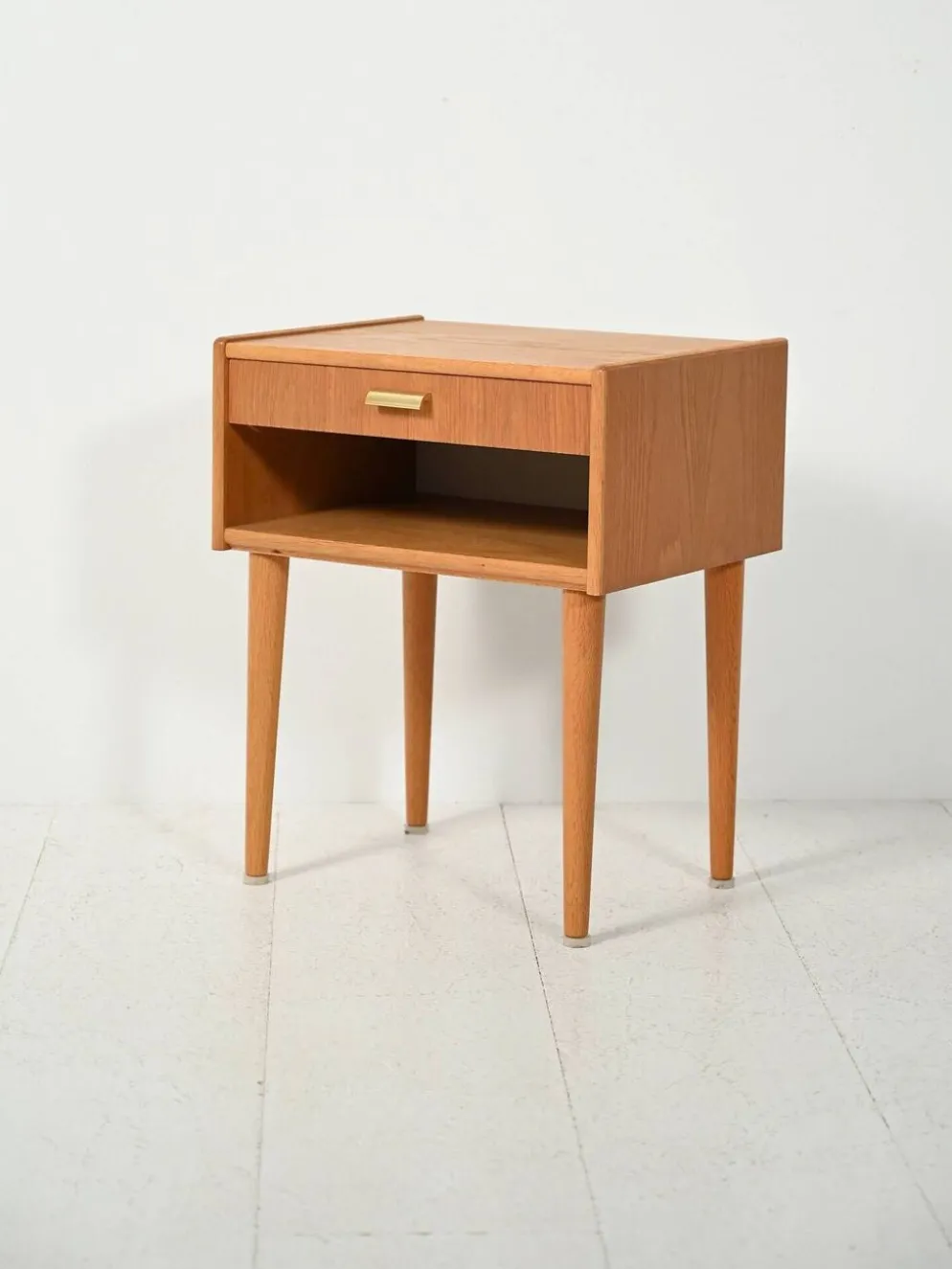 Table de chevet vintage scandinave avec poignée en laiton