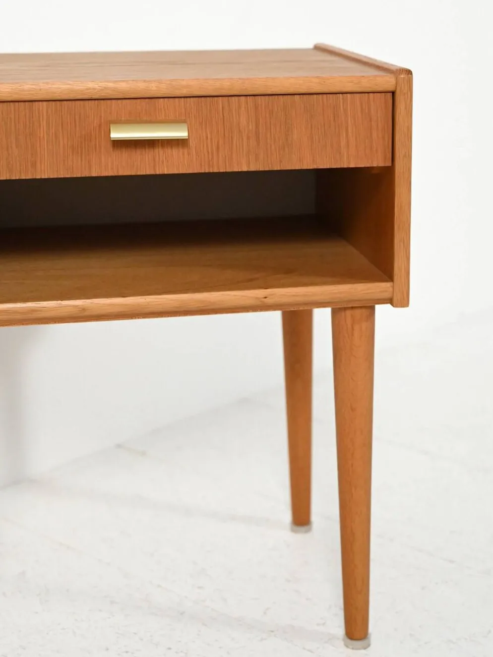 Table de chevet vintage scandinave avec poignée en laiton