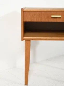 Table de chevet vintage scandinave avec poignée en laiton