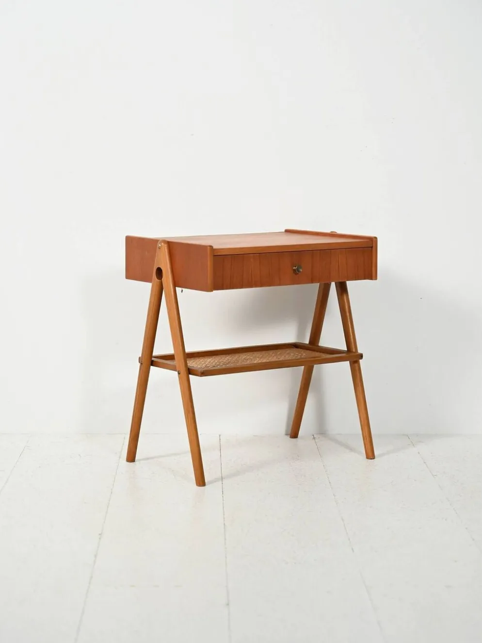 Table de chevet vintage scandinave en teck avec cannage de Vienne