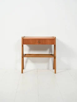 Table de chevet vintage scandinave en teck avec cannage de Vienne
