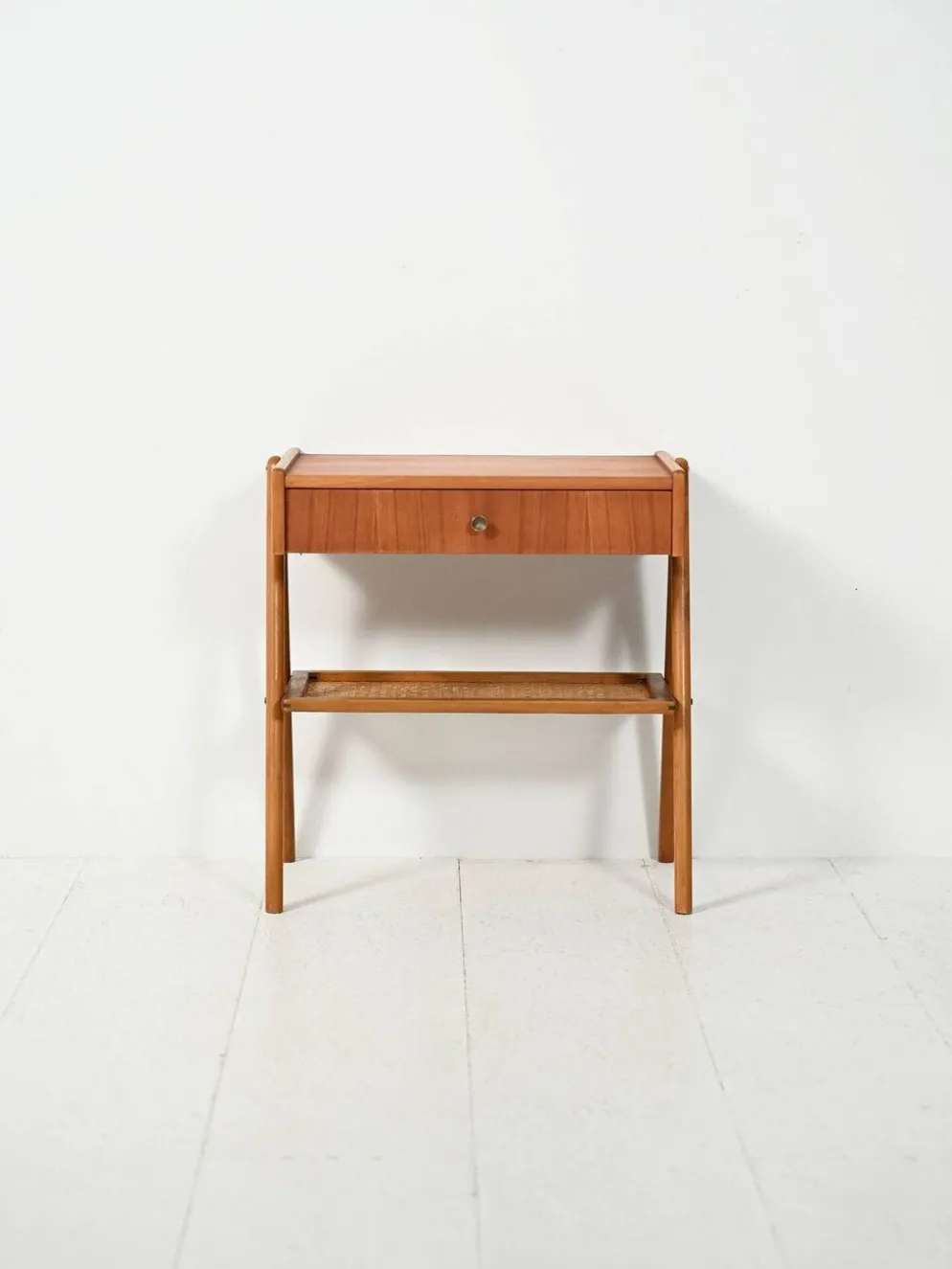 Table de chevet vintage scandinave en teck avec cannage de Vienne