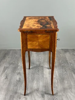 Table de couture en marqueterie de style Louis XV, XXe Siècle