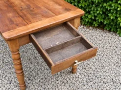 Table de ferme ancienne en bois – pieds tournés, tiroir et rallonge d’appoi