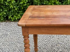 Table de ferme ancienne en bois – pieds tournés, tiroir et rallonge d’appoi