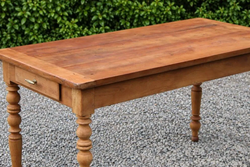 Table de ferme ancienne en bois – pieds tournés, tiroir et rallonge d’appoi