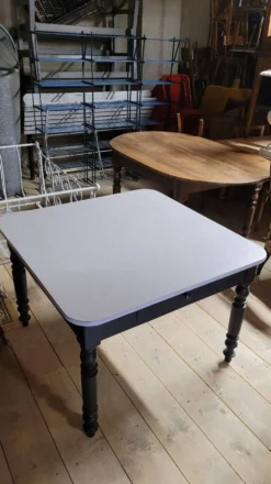 Table de ferme bistrot patiné ancienne, un tiroir