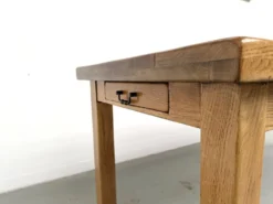 Table de ferme en chêne massif, pieds carrés, un tiroir, France, années 196