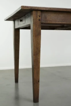 Table de ferme française du 19ème siècle en chêne avec 2 tiroirs.