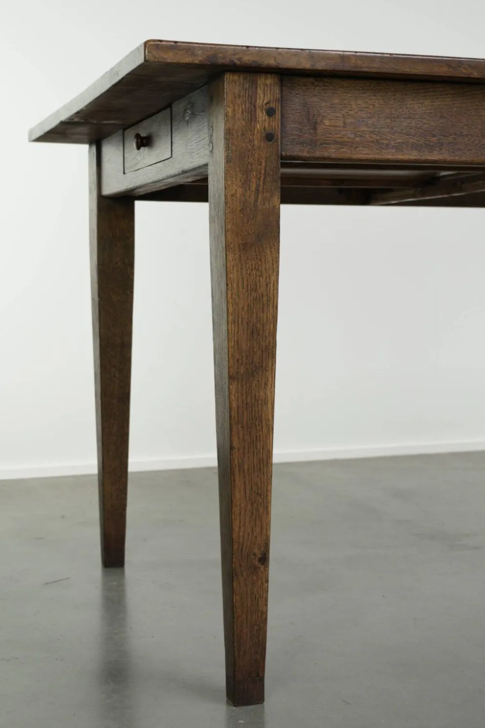 Table de ferme française du 19ème siècle en chêne avec 2 tiroirs.