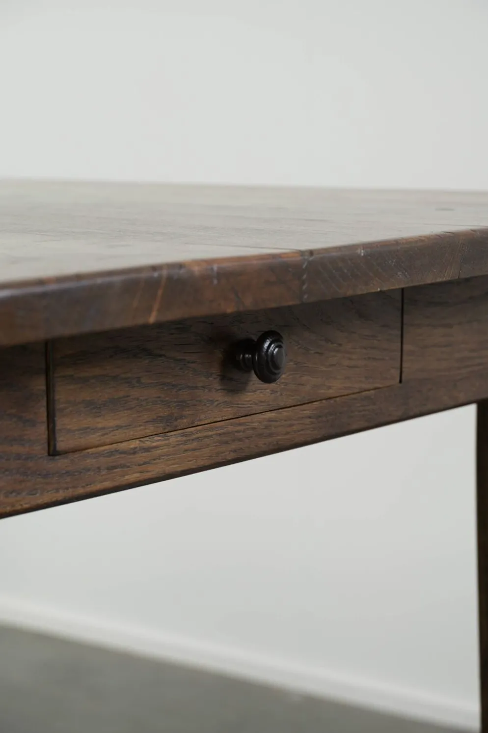 Table de ferme française du 19ème siècle en chêne avec 2 tiroirs.