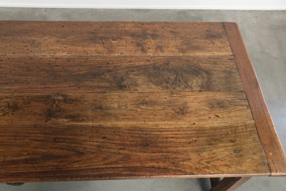 Table de ferme française du XVIIIe siècle en chêne et en bois fruitier.