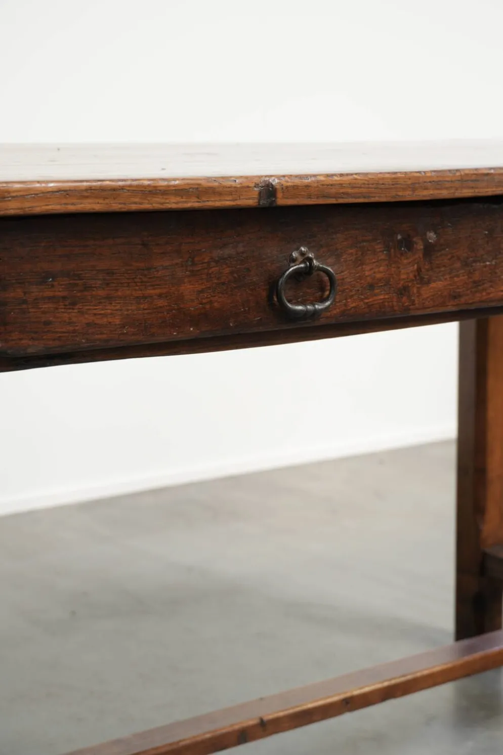 Table de ferme française du XVIIIe siècle en chêne et en bois fruitier.
