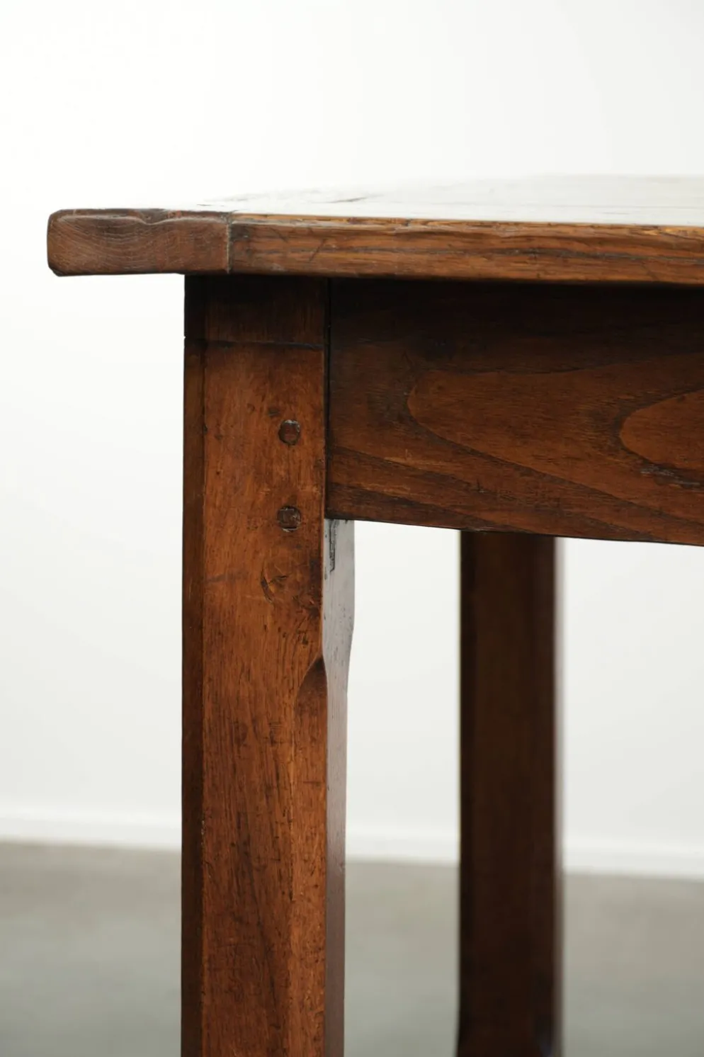 Table de ferme française du XVIIIe siècle en chêne et en bois fruitier.