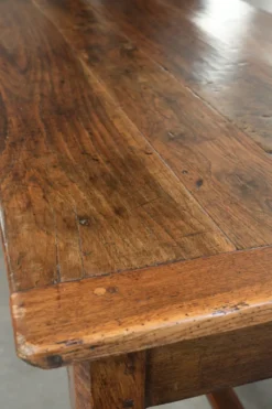 Table de ferme française du XVIIIe siècle en chêne et en bois fruitier.