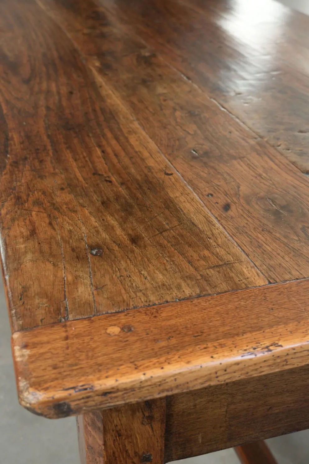Table de ferme française du XVIIIe siècle en chêne et en bois fruitier.
