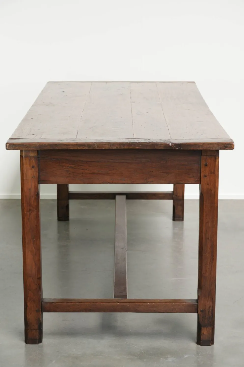 Table de ferme française du XVIIIe siècle en chêne et en bois fruitier.