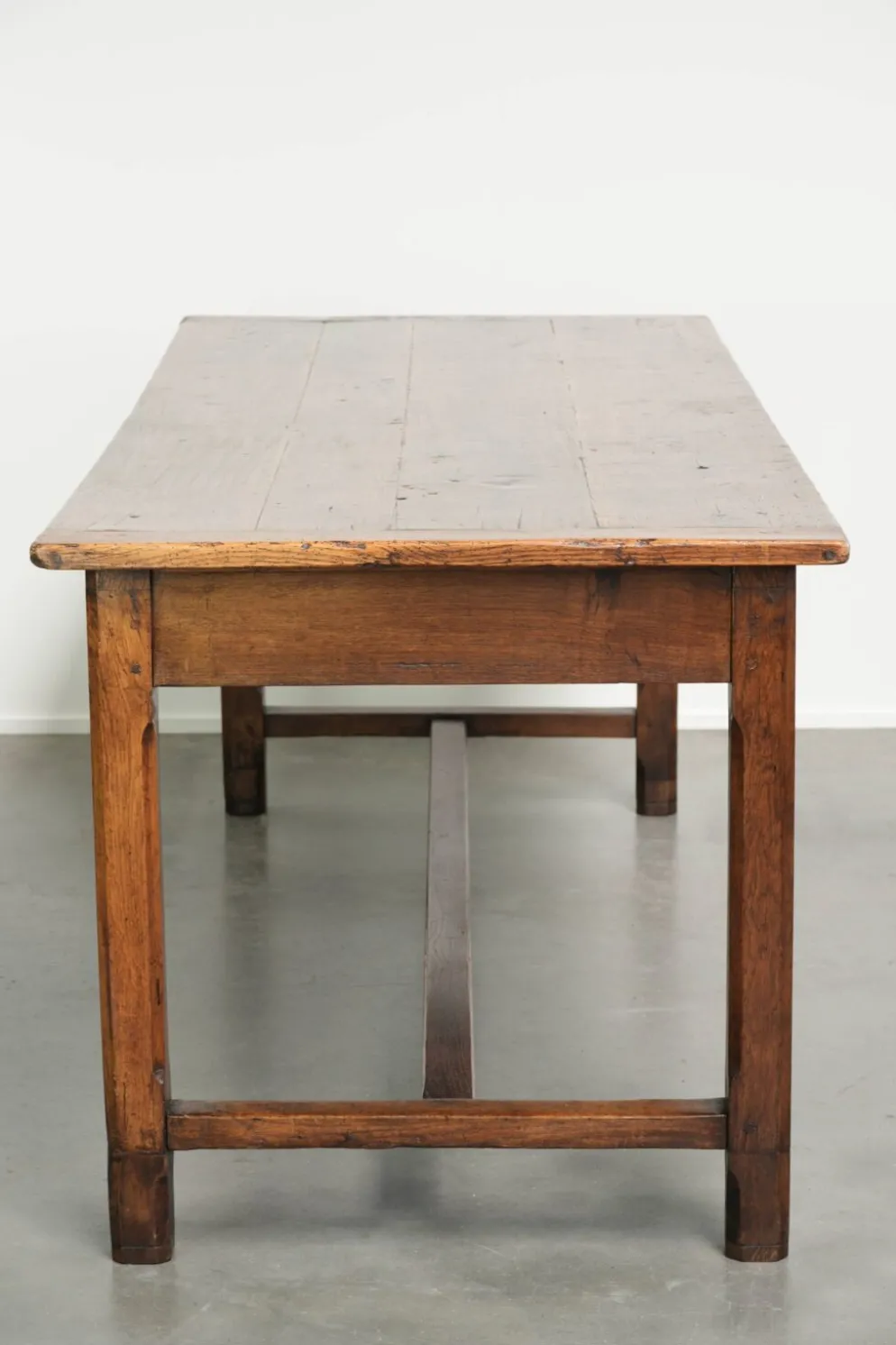 Table de ferme française du XVIIIe siècle en chêne et en bois fruitier.