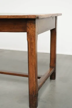 Table de ferme française du XVIIIe siècle en chêne et en bois fruitier.