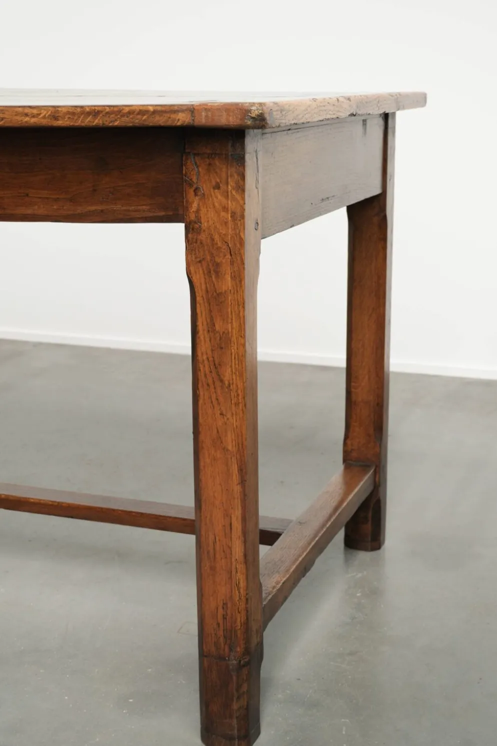 Table de ferme française du XVIIIe siècle en chêne et en bois fruitier.