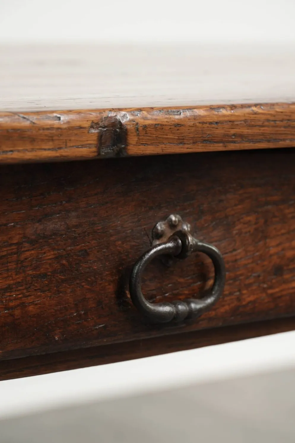 Table de ferme française du XVIIIe siècle en chêne et en bois fruitier.