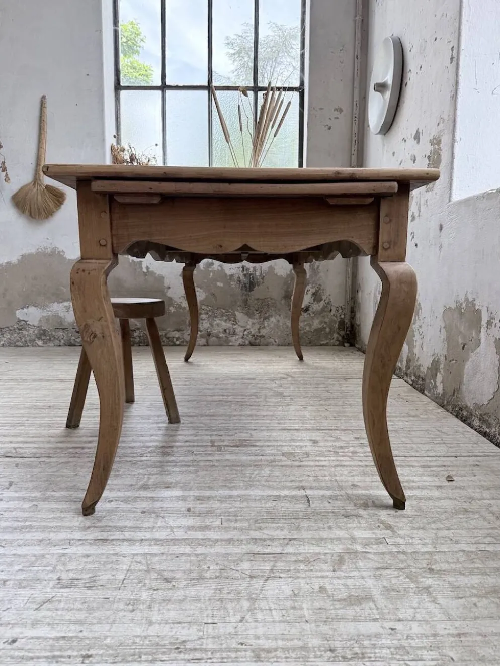 Table de ferme merisier pieds galbés XIXème