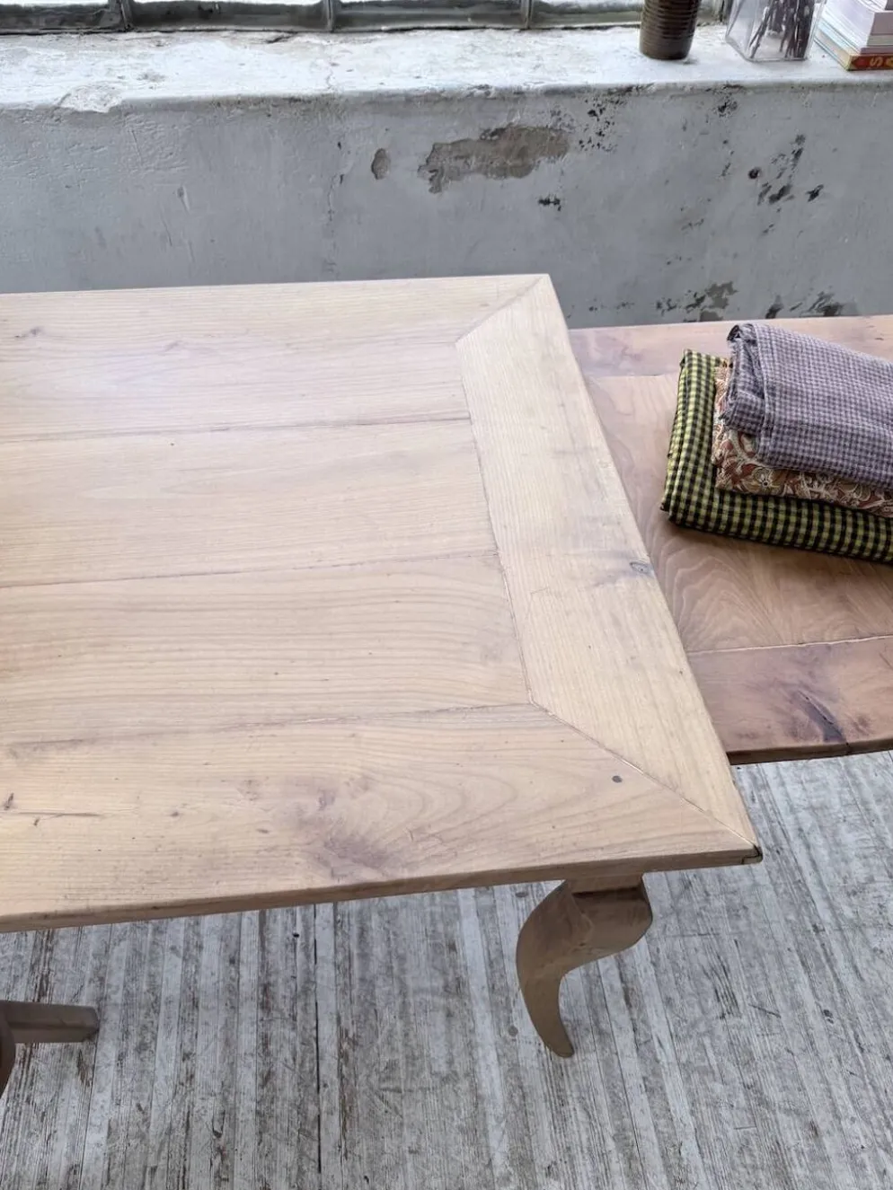Table de ferme merisier pieds galbés XIXème