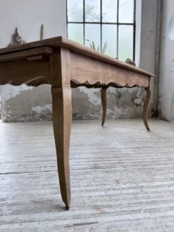 Table de ferme merisier pieds galbés XIXème