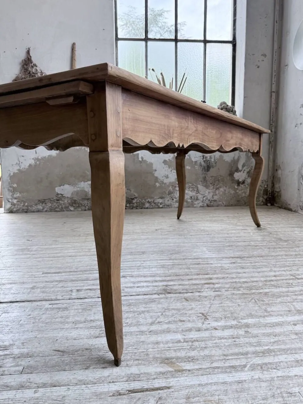 Table de ferme merisier pieds galbés XIXème