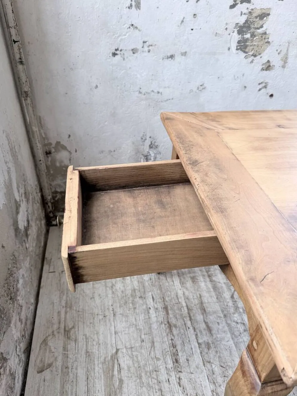 Table de ferme merisier pieds galbés XIXème
