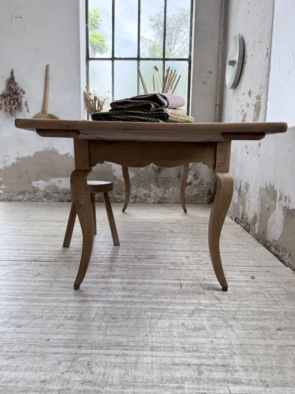 Table de ferme merisier pieds galbés XIXème