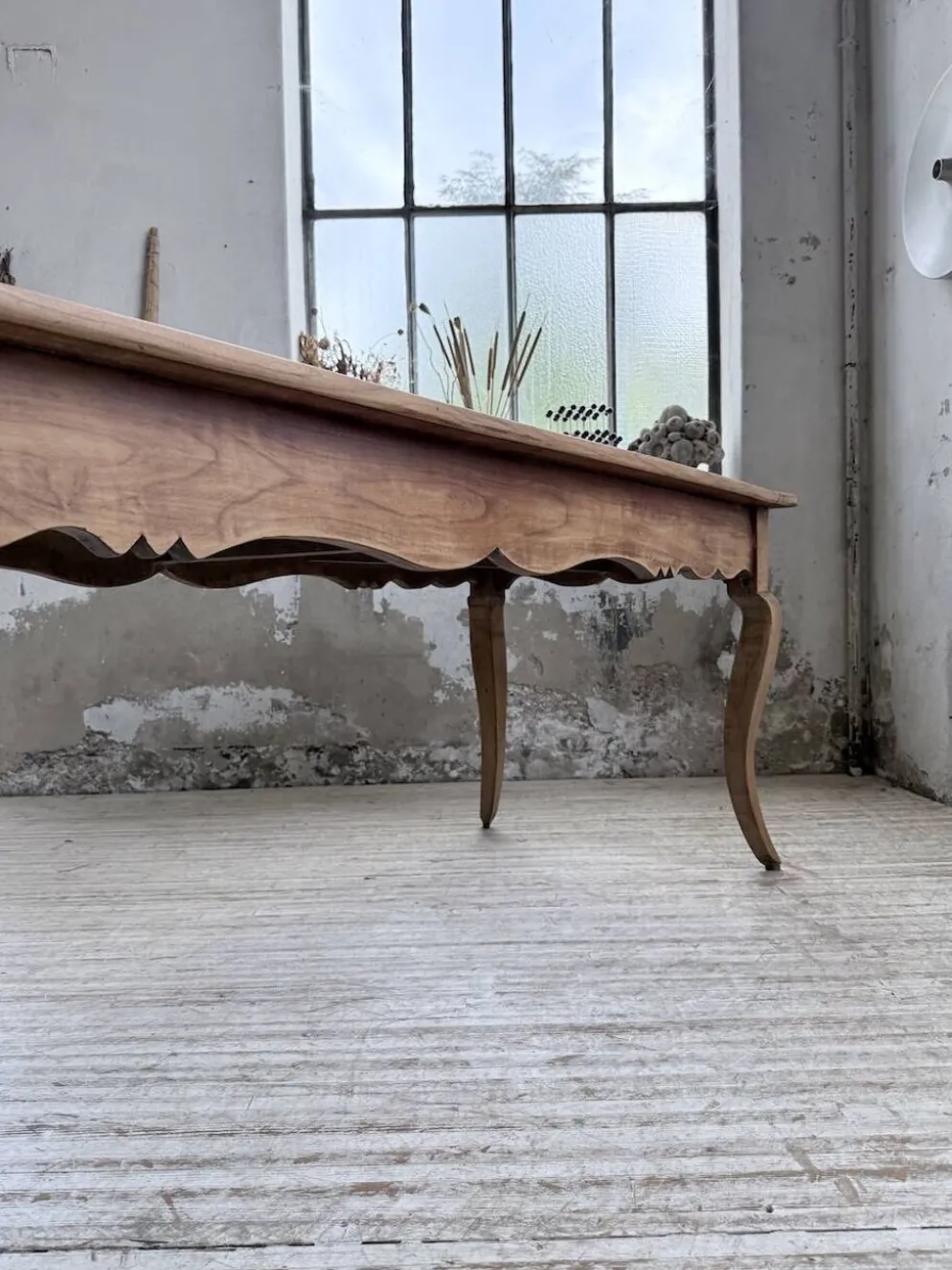 Table de ferme merisier pieds galbés XIXème