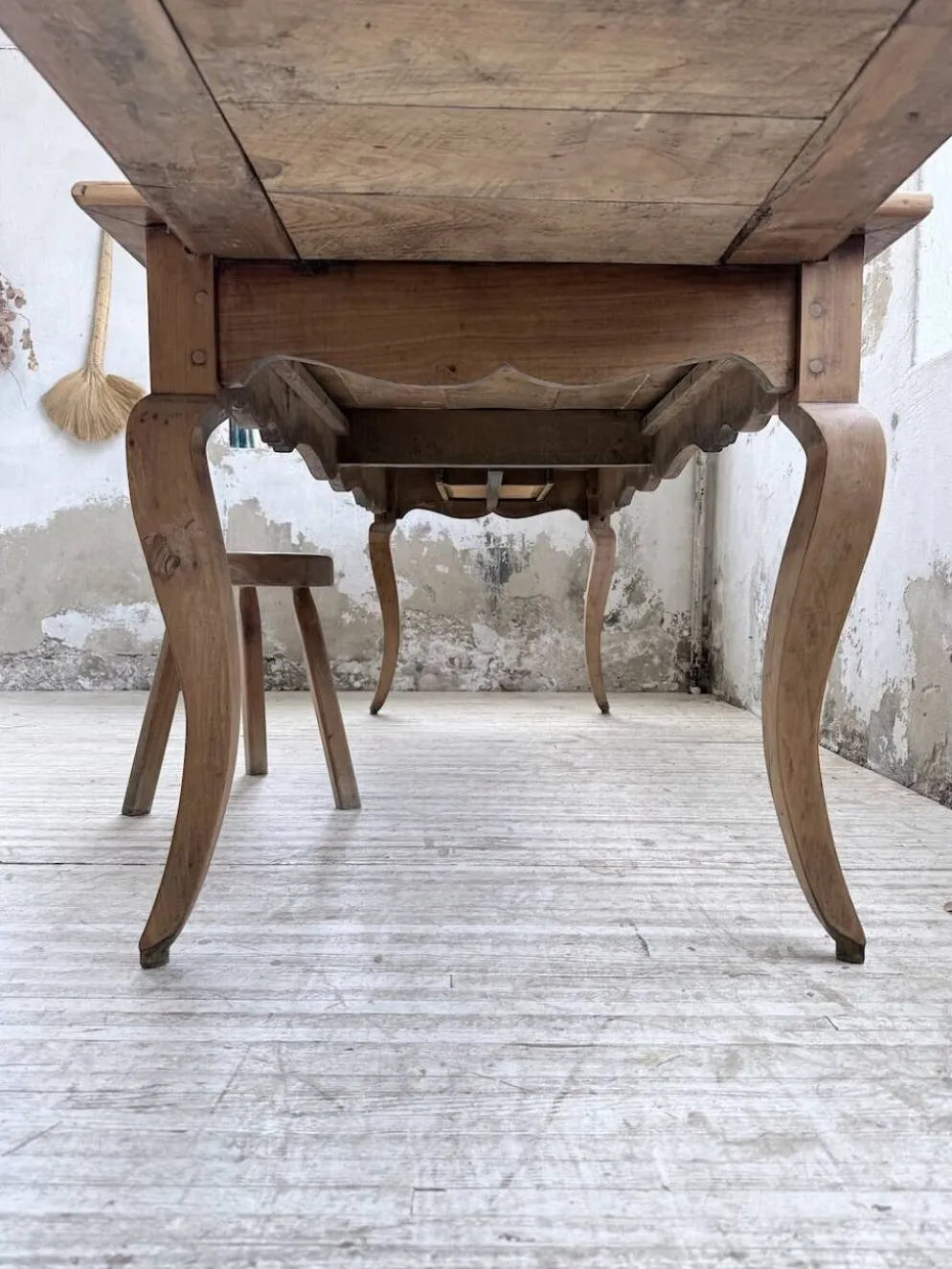 Table de ferme merisier pieds galbés XIXème